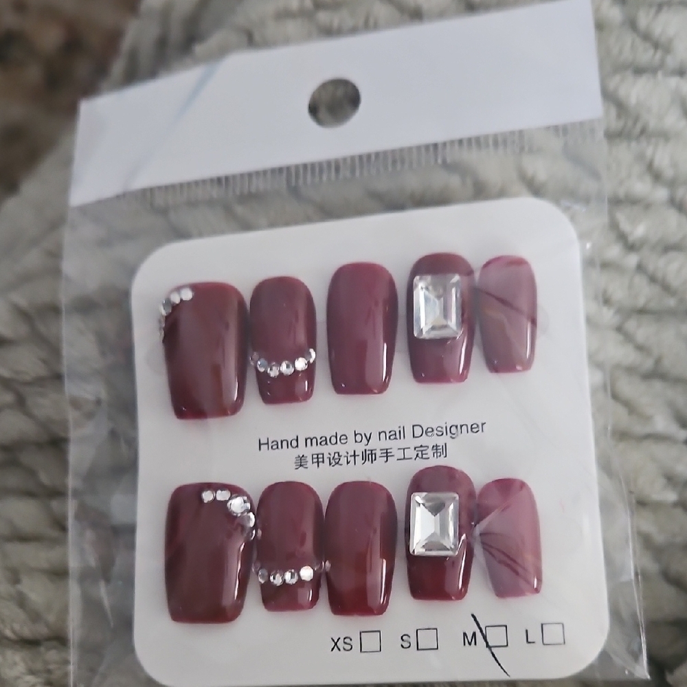 Elegant Burgundy Nail Set